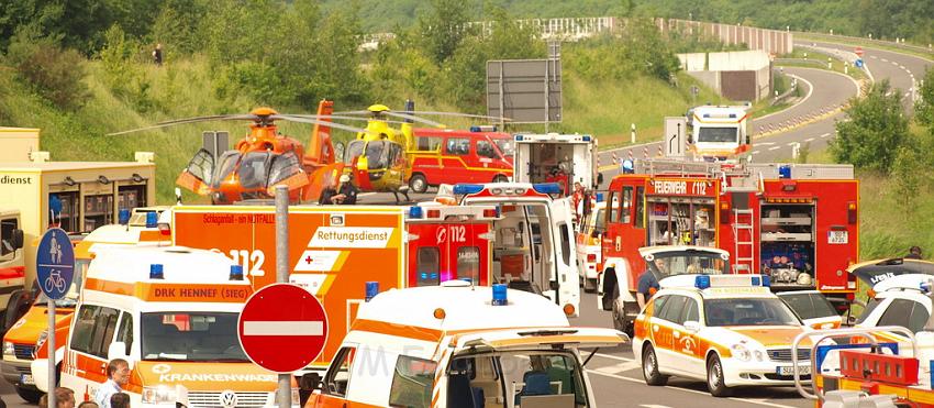 Schwerer Unfall mit Reisebus Lohmar Donrather Dreieck P171.JPG